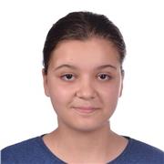 Soy Sara, profesora titulada en Inglés, nacida en Michigan, con formación en literatura inglesa y certificación TEFL de 150 horas.